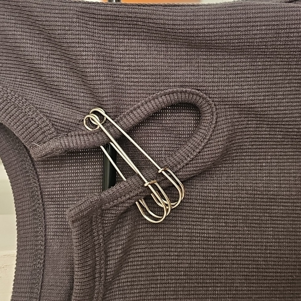Cropped Tank Top - Picture 2 of 4